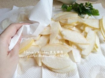 step3: 貢梨洗淨去芯切薄片後 , 用水沖一沖洗及瀝乾水份 , 再用廚紙抹乾備用