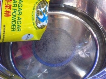 step2: 取出鍋加入食水和燕菜粉，煮滾后加入冰糖以小火不停的攪拌煮5分鐘。