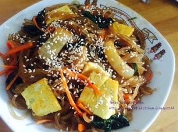 step7: 於粉絲上撤上芝麻，即可享用。