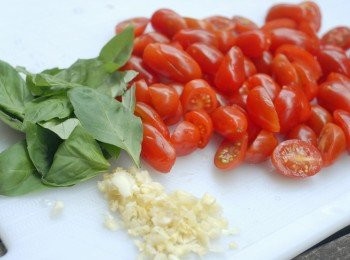 step2: 蒜頭切碎，車厘茄切半，洗淨羅勒葉