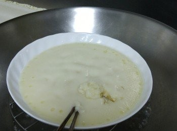 step2: 碟中擦少少油，用隔篩隔一次粉槳。隔水大火蒸至粉槳凝固。大約15~20分鐘，用筷子檢查唔熟可以再蒸過。蒸熟後用筷子拌均，包上微波爐保鲜紙，放雪櫃雪凍，做起來不太痴手。