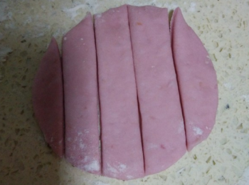 step6: 粉色麵團發酵好後取50克壓扁，切條。