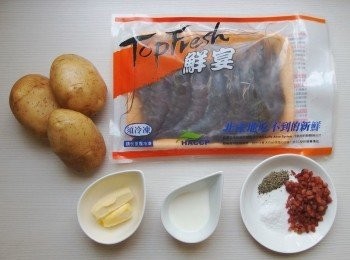 step1: 準備所有材料。火腿丁用平底鍋先煎成焦香,起鍋備用。