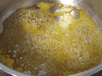 step1: 糖和水放小鍋内。。。中小火煮。。。期間輕輕?動小鍋!  當糖水收杰。。。顏色轉金啡色。。。熄火!