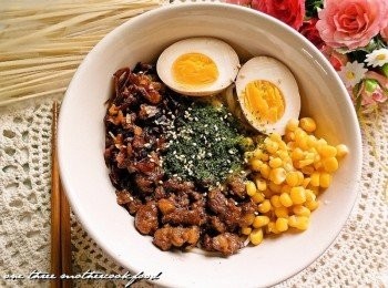 step4: ，淋上紅蔥肉燥，加上海苔粉與熟白芝麻，讓人意外的是不但不搶戲外還特別好吃XDD