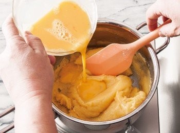 step5: 一邊分次將2打散的蛋倒入，一邊充分混拌麵糊（蛋可能不會全部用完，而是如圖，一邊看麵糊的狀態一邊加入）。