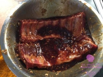 step2: 用調味料汁同豬仔骨擦均，放雪櫃醃至少8小時