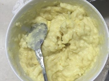 step5: 開始做慕斯料啦，先把榴蓮搗碎。