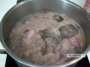 step1: 牛肋條徹底解凍，放入滾水中，加少許酒，汆燙10分鐘。把湯的雜質隔去，留湯兩碗備用。