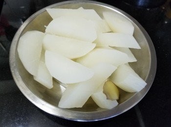 step4: 白蘿蔔，用薑片，黃酒，糖將蘿蔔出水 20 分鐘再焗 30 分鐘