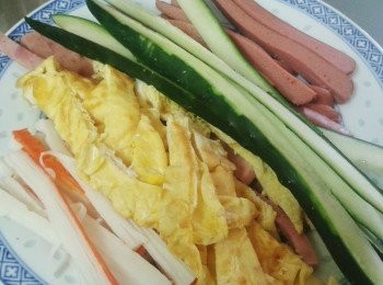 step2: 肉類的材料煮熟，煎蛋，將所有材料切條