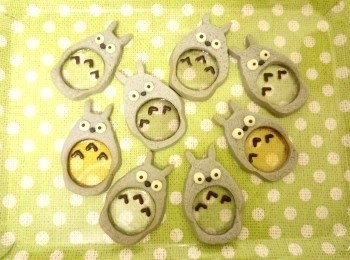 step7: 預熱焗爐，以150度焗10-12分鐘，曲奇放涼後用朱古力筆畫上^形圖案