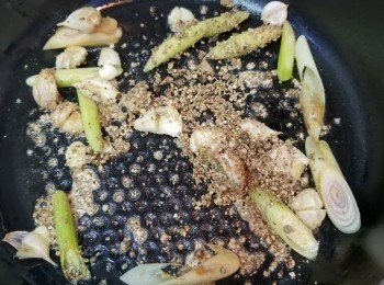 step3: 油放入香茅片，小蒜頭，胡椒粒，爆到聞到香味