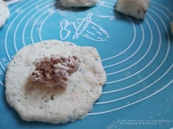 step6: 自然按平麵糰包入吞拿魚饀料收口向下