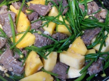 step4: 下韭菜花，繼續兜炒至全部材料差不多熟透，然後再下芒果，多炒至1分鐘便可熄火。