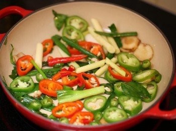 step3: 熱油鑊，以大火爆香除蜆和清雞湯外的所有材料。