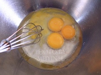 step2: 蛋黃糊：混合蛋黃、油和水。