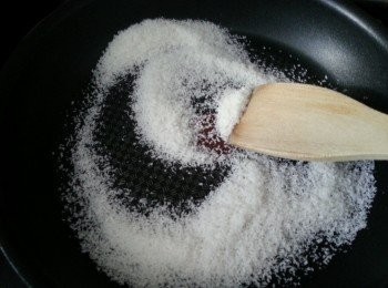 step3: (A3)芝麻及杏仁碎用白鑊慢火炒香, 椰蓉同樣用白鑊慢火烘香,糖冬瓜切細粒備用