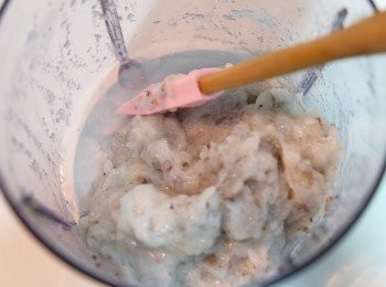 step1: 急凍蝦肉解凍吸乾水份，將蝦肉和醃料放入攪拌杯中，加蓋按壓幾下打成蝦膠。