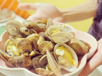 step7: 媽媽說蜆一開口，靜待30秒便熟透。