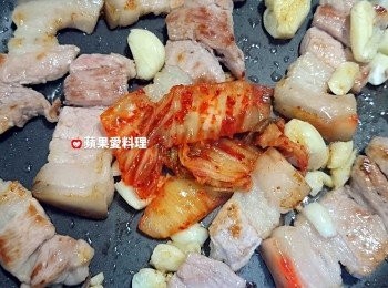 step5: 蒜頭微微上色時，放入韓式泡菜1大匙，拌炒。