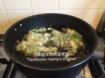 step4: 熱油鍋，加入炸油，以中火燒熱至約180℃，試滴2至３滴粉漿下鍋，如粉漿立刻浮出油面，即表示油溫足夠可以下鍋炸。把沾上了炸粉的蔬菜放入粉漿後輕輕放入油裡炸至金黃即可。