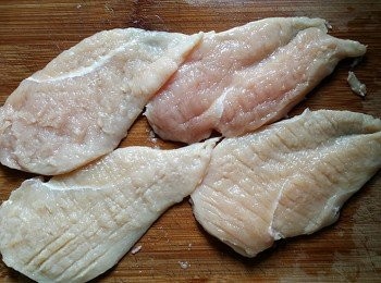 step3: 再用刀背輕輕將雞肉敲鬆散，記住是敲不是切。