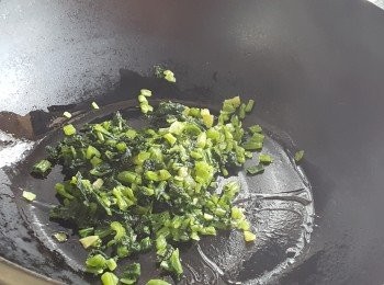 step2: 燒熱油鑊，將雪菜炒熱。