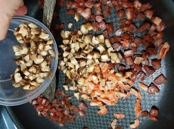 step3: 再加入冬菇及蝦米爆香(先爆蝦米才爆香冬菇)