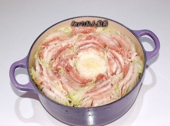 step3: 將層層相疊的大白菜及肉片切成段狀(約5cm),依序將切段狀的大白菜及肉片擺放在鍋裡