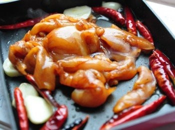 step5: 接著放入醃漬的<a href="https://bit.ly/3EZL8dD" target="_blank" data-keyword="雞胸" class="guide-link"><strong>雞胸</strong></a> <span style="display:inline-block;vertical-align:middle;margin-top:-3px;color:initial;border-radius:3px;padding:2px 3px;font-size:12px;line-height:14px;background:#87d300;color:#fff;">即買</span> 肉片拌炒