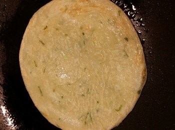 step1: 用易潔鍋均勻抹上少許油，用中小火把薄餅煎至金黃拿起備用。