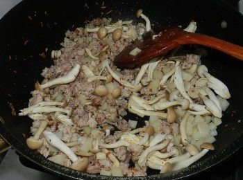 step6: 再下筍丁與鴻喜菇