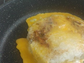 step4: 落一半蛋液煎封一面,再反轉落埋另一半蛋液煎封。