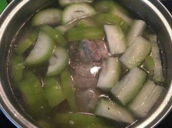 step5: 冬瓜開始變色時就加入<span class="group_2">調味料</span>，繼續煮到冬瓜熟軟即可。吃的時後撒上些蔥花，請享用。