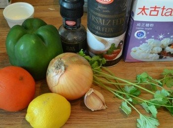 step9: 番茄莎莎醬做法:

將所有材料洗淨；番茄和洋蔥去皮，切粒；青甜椒切粒；蒜、香菜切碎。