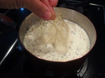 step7: 再將吉利丁片擠乾水份後放入鍋裡攪拌至完全溶化。