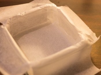 step1: 於容器鋪上牛油紙，邊位鋪高一點會比較容易取出成品