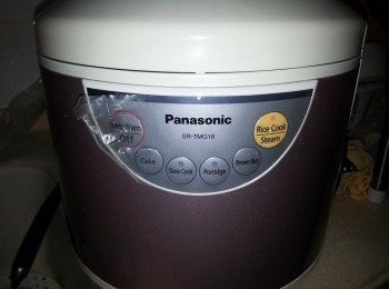 step3: 電飯煲按RICE COOK掣，等佢自己煮