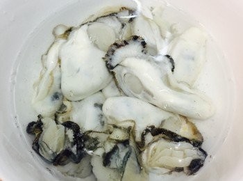 step1: 蠔用清水重覆輕力沖洗約三次至水色變清，備用。如用急凍蠔則先將蠔解凍然後用相同方法處理。