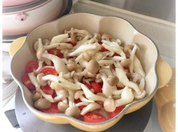 step3: 加入薑末、洋蔥、本菇和車厘茄進鍋內。