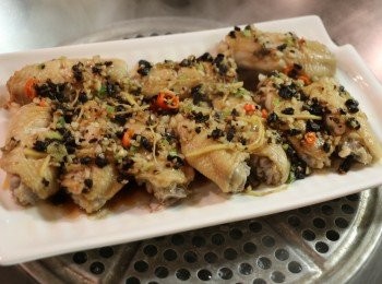 step7: 鍋中加適量水煮滾後，將處理好的<a href="https://bit.ly/3zHU5V3" target="_blank" data-keyword="雞翼" class="guide-link"><strong>雞翼</strong></a> <span style="display:inline-block;vertical-align:middle;margin-top:-3px;color:initial;border-radius:3px;padding:2px 3px;font-size:12px;line-height:14px;background:#87d300;color:#fff;">即買</span> 放在蒸架上，加蓋用大火蒸約15分鐘至熟透。