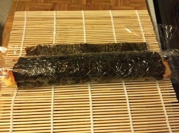 step7: 緊緊的卷起, 然後切件, 表面再灑上少許芝麻完成