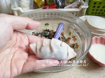 step6: 將餡料從雪櫃取出 , 放上適量份量在餃皮上 , 用麵粉糊對摺封口 , 再由左至右摺成餃子形狀