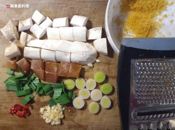 step1: 1/5烏魚子刨碎，4/5烏魚子切塊；杏鮑菇切塊；蒜頭切碎；蒜苗切段；辣椒切碎。