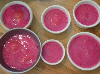 step5: 將芒果蛋黃放入1個小碗，然後倒入煮好的火龍果漿至蓋滿蛋黃，放進雪櫃冷凍至凝固。