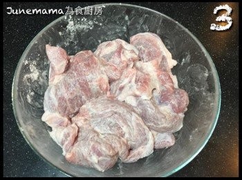 step3: 洗淨梅頭，不用抹乾，直接灑下生粉5-6大湯匙左右，抹勻成少許糊狀粘著，有鬆肉作用，放入雪櫃醃3小時左右