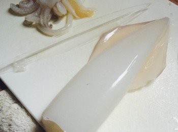 step1: 墨魚去衣、去內臟，拔走體內透明的硬殼，洗淨並切成半厘米闊墨魚圈。