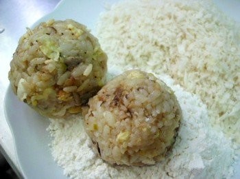 step5: 依序沾上麵粉、蛋液、麵包粉。