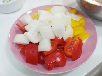 step2: 洋蔥.黃紅椒切成塊狀備用!!!